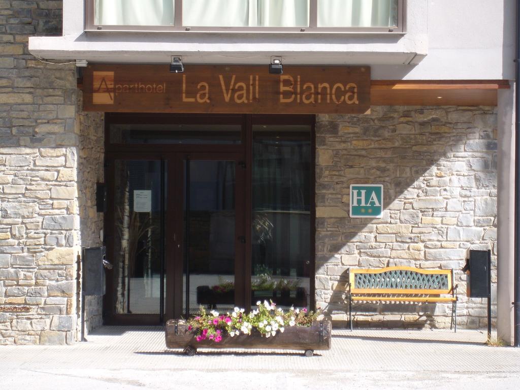 Aparthotel La Vall Blanca Vielha Bagian luar foto